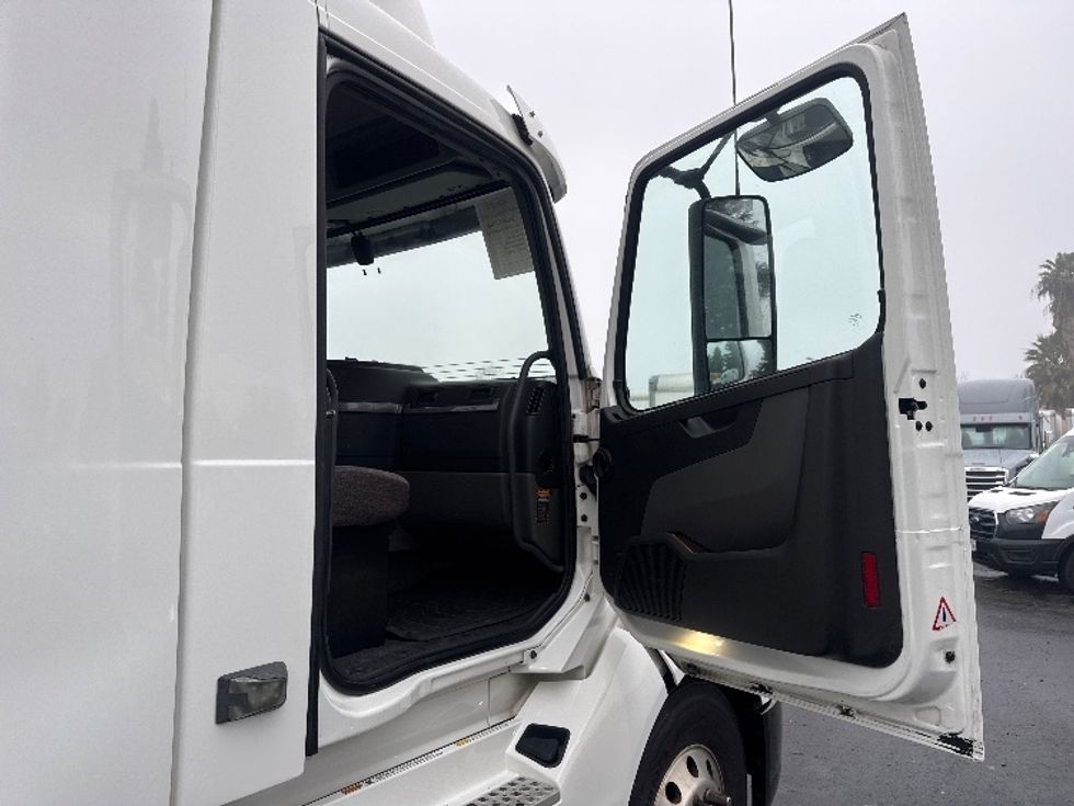 Day Cab Tractor-Heavy Duty Tractors-Volvo-2019-VNL64T300-West Sacramento-CA-380,570\n\t\tmiles-$ 45,250 - Image 12