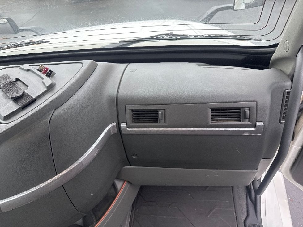 Day Cab Tractor-Heavy Duty Tractors-Volvo-2019-VNL64T300-West Sacramento-CA-380,570\n\t\tmiles-$ 45,250 - Image 13