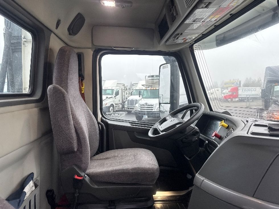 Day Cab Tractor-Heavy Duty Tractors-Volvo-2019-VNL64T300-West Sacramento-CA-380,570\n\t\tmiles-$ 45,250 - Image 14