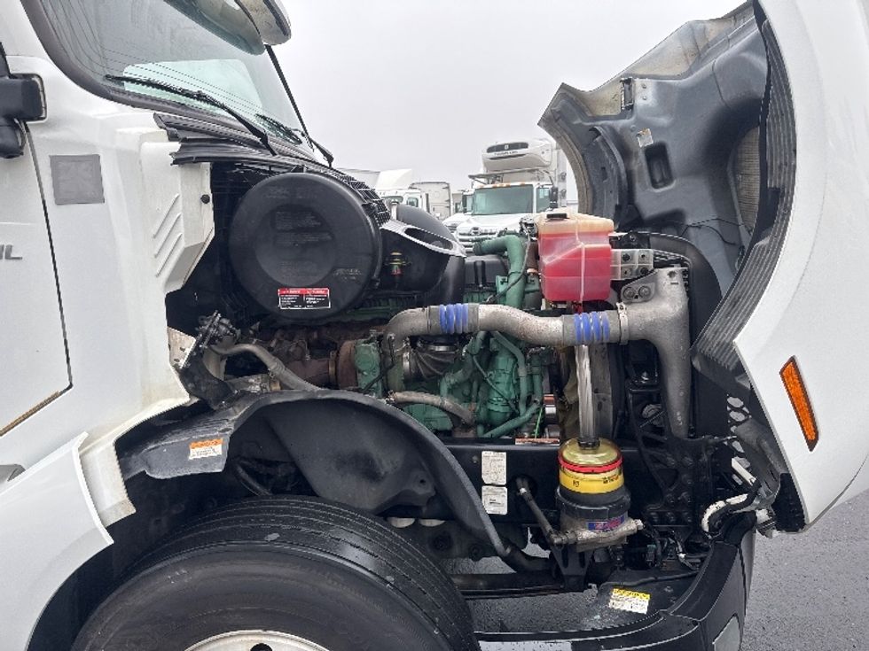 Day Cab Tractor-Heavy Duty Tractors-Volvo-2019-VNL64T300-West Sacramento-CA-380,570\n\t\tmiles-$ 45,250 - Image 15