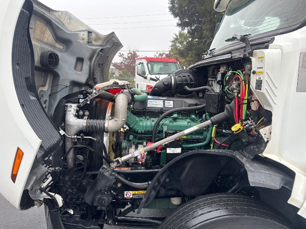 Day Cab Tractor-Heavy Duty Tractors-Volvo-2019-VNL64T300-West Sacramento-CA-380,570\n\t\tmiles-$ 45,250 - Image 16