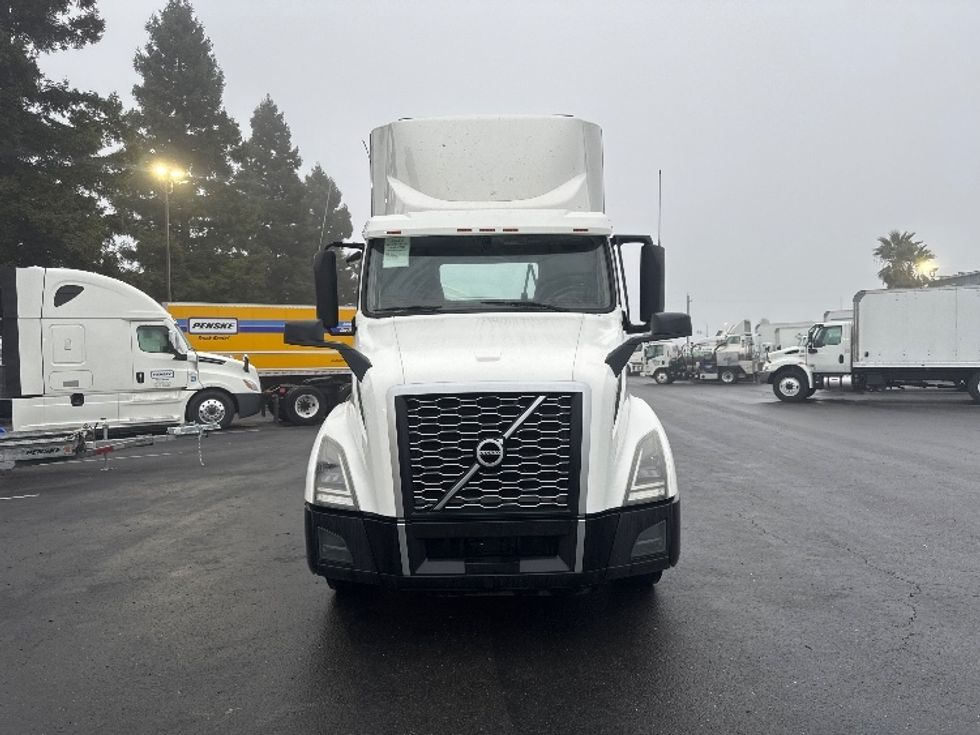Day Cab Tractor-Heavy Duty Tractors-Volvo-2019-VNL64T300-West Sacramento-CA-380,570\n\t\tmiles-$ 45,250 - Image 2