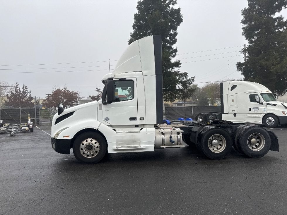 Day Cab Tractor-Heavy Duty Tractors-Volvo-2019-VNL64T300-West Sacramento-CA-380,570\n\t\tmiles-$ 45,250 - Image 4