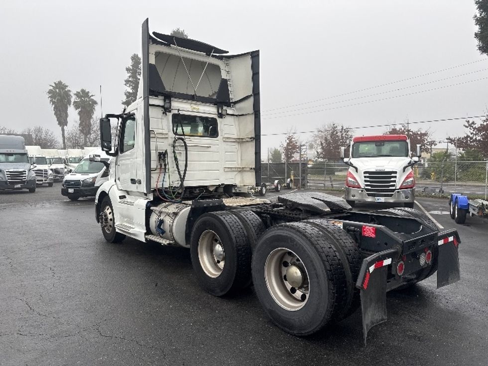 Day Cab Tractor-Heavy Duty Tractors-Volvo-2019-VNL64T300-West Sacramento-CA-380,570\n\t\tmiles-$ 45,250 - Image 5