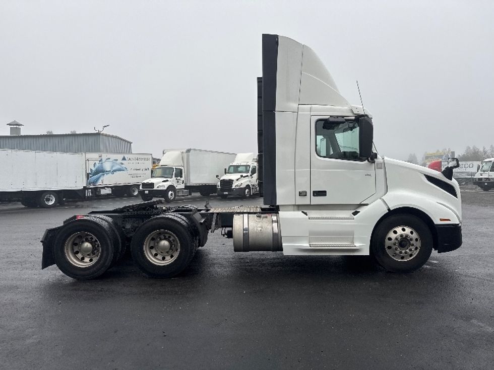 Day Cab Tractor-Heavy Duty Tractors-Volvo-2019-VNL64T300-West Sacramento-CA-380,570\n\t\tmiles-$ 45,250 - Image 8