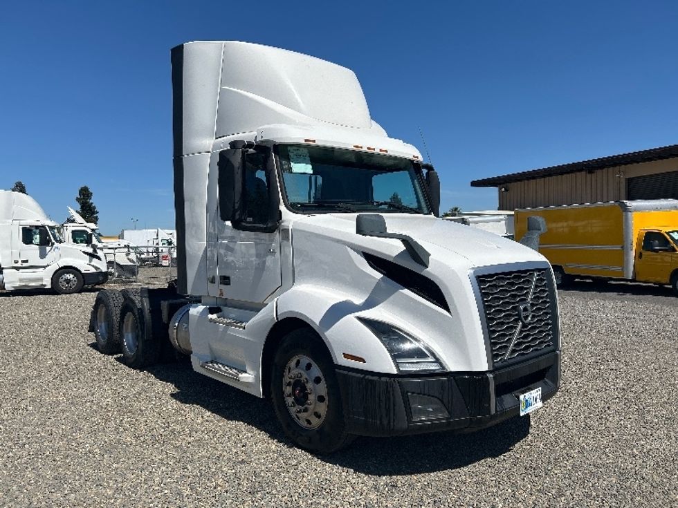 Day Cab Tractor-Heavy Duty Tractors-Volvo-2019-VNL64T300-West Sacramento-CA-420,325\n\t\tmiles-$ 42,500 - Image 1
