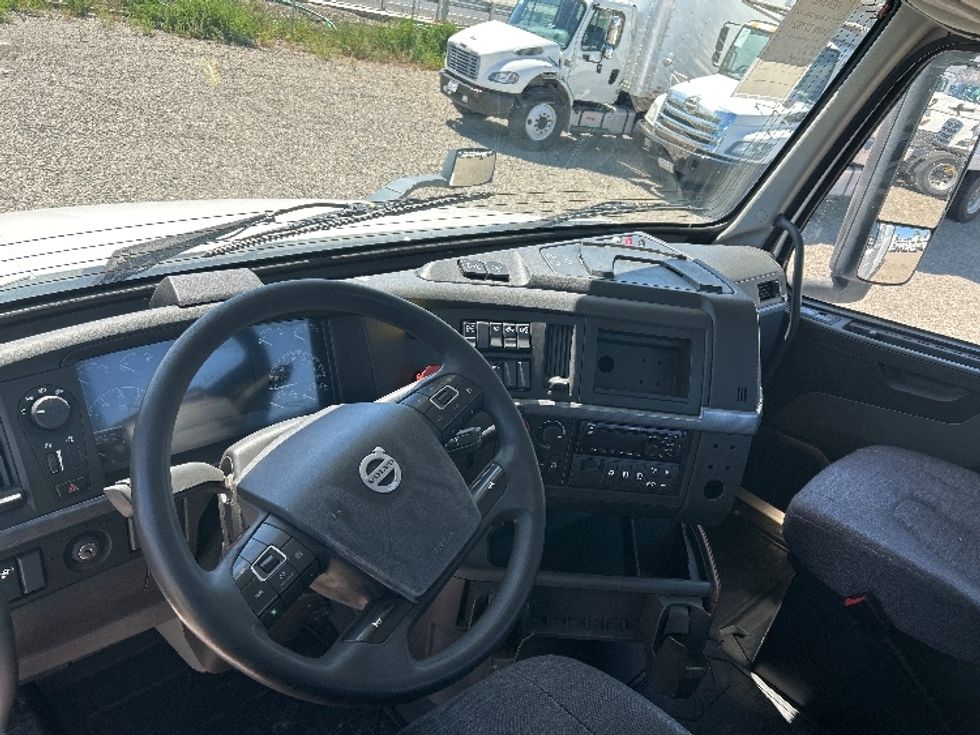 Day Cab Tractor-Heavy Duty Tractors-Volvo-2019-VNL64T300-West Sacramento-CA-420,325\n\t\tmiles-$ 42,500 - Image 10