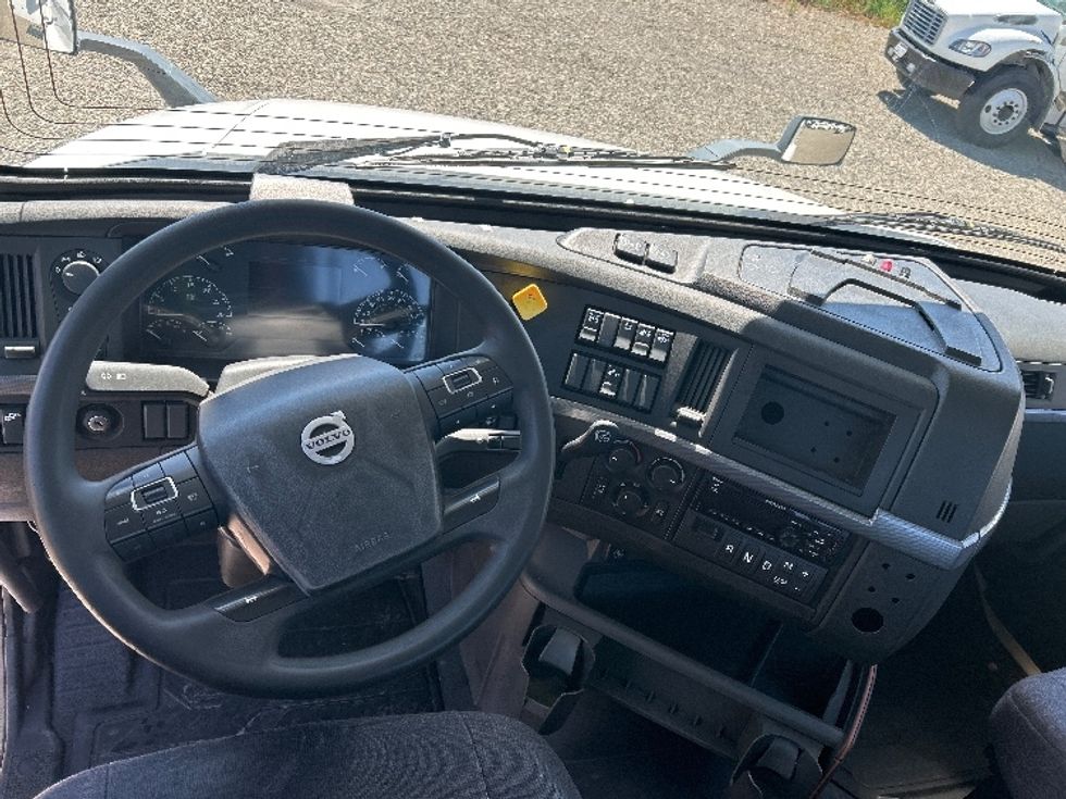 Day Cab Tractor-Heavy Duty Tractors-Volvo-2019-VNL64T300-West Sacramento-CA-420,325\n\t\tmiles-$ 42,500 - Image 11