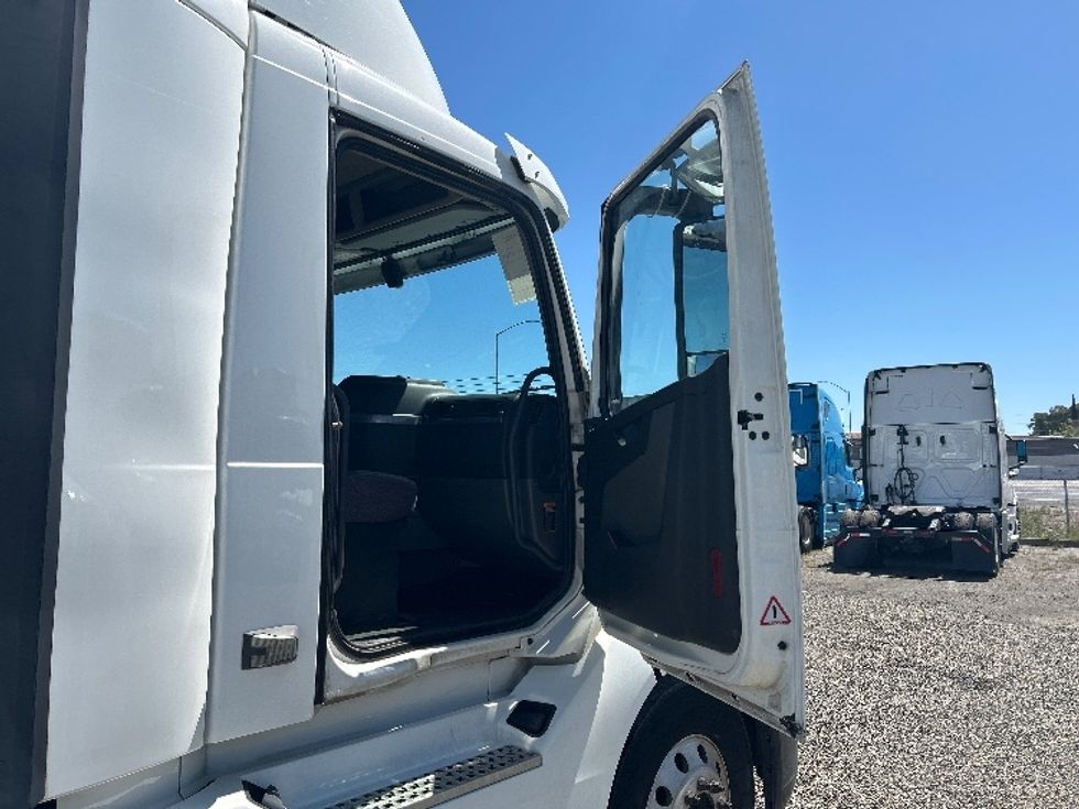 Day Cab Tractor-Heavy Duty Tractors-Volvo-2019-VNL64T300-West Sacramento-CA-420,325\n\t\tmiles-$ 42,500 - Image 12