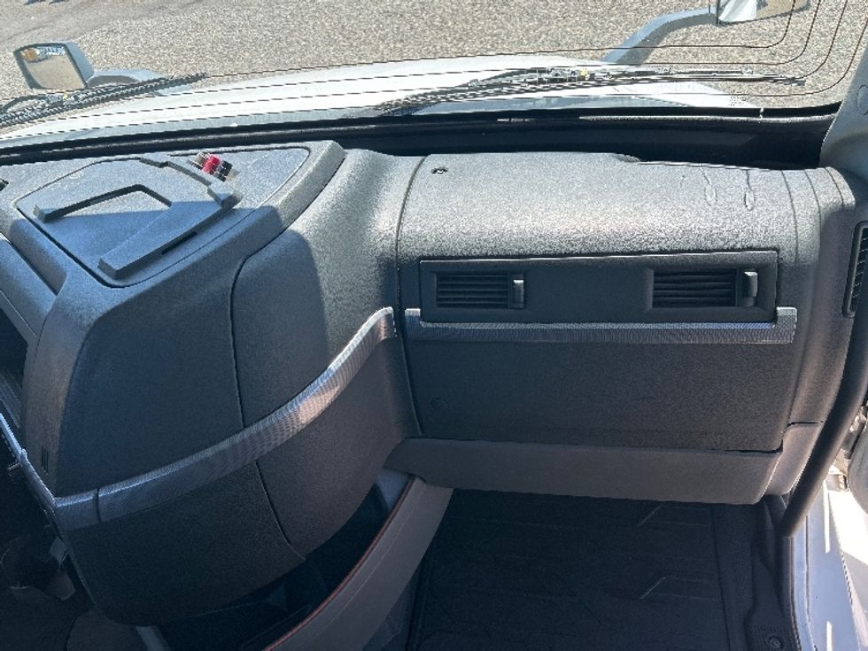 Day Cab Tractor-Heavy Duty Tractors-Volvo-2019-VNL64T300-West Sacramento-CA-420,325\n\t\tmiles-$ 42,500 - Image 13