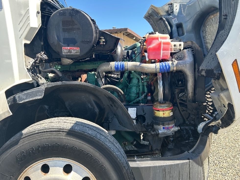 Day Cab Tractor-Heavy Duty Tractors-Volvo-2019-VNL64T300-West Sacramento-CA-420,325\n\t\tmiles-$ 42,500 - Image 15