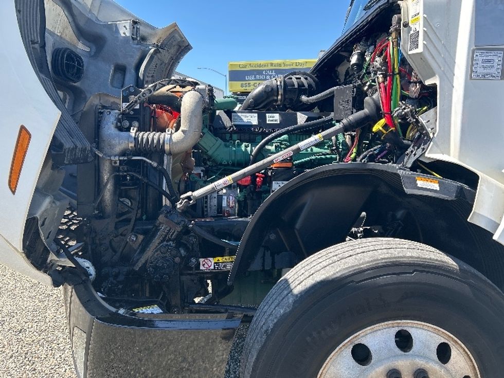 Day Cab Tractor-Heavy Duty Tractors-Volvo-2019-VNL64T300-West Sacramento-CA-420,325\n\t\tmiles-$ 42,500 - Image 16