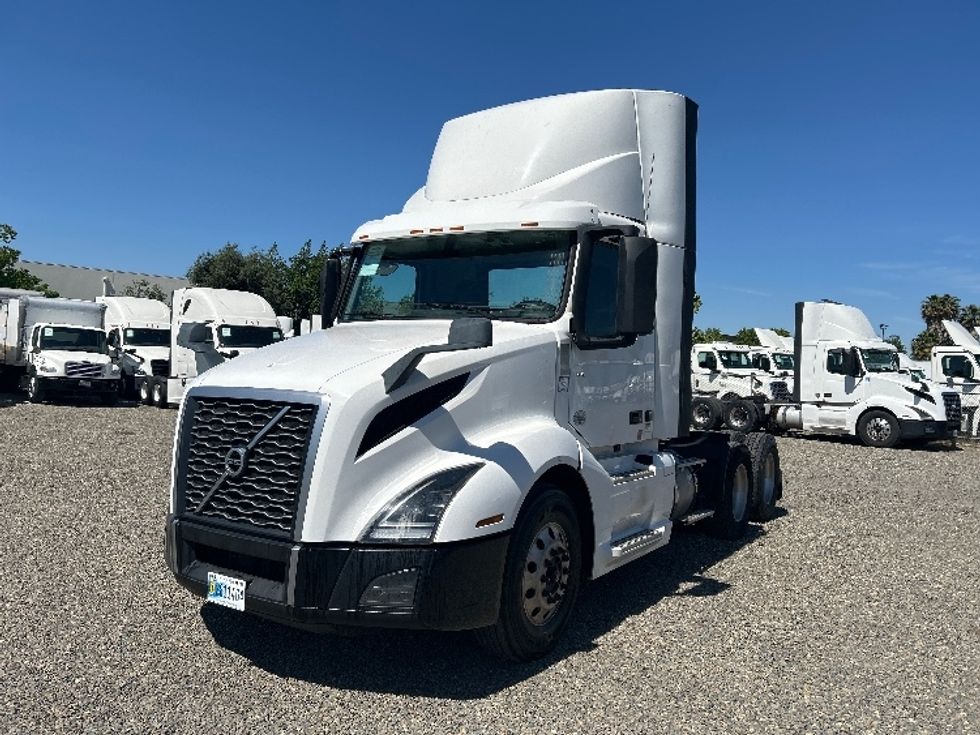 Day Cab Tractor-Heavy Duty Tractors-Volvo-2019-VNL64T300-West Sacramento-CA-420,325\n\t\tmiles-$ 42,500 - Image 3