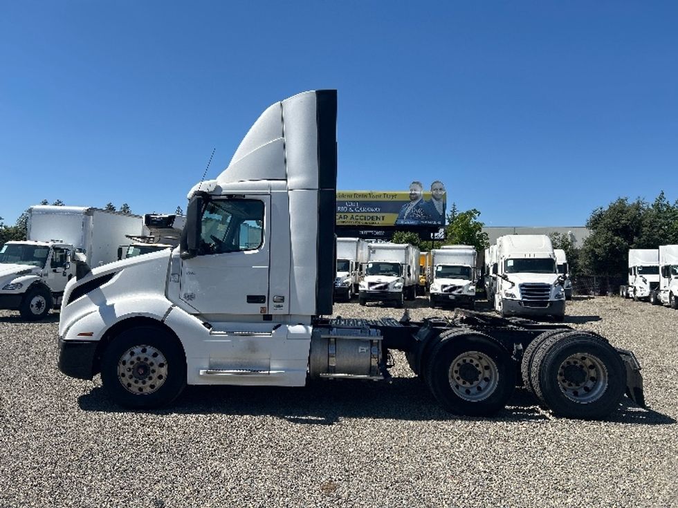Day Cab Tractor-Heavy Duty Tractors-Volvo-2019-VNL64T300-West Sacramento-CA-420,325\n\t\tmiles-$ 42,500 - Image 4