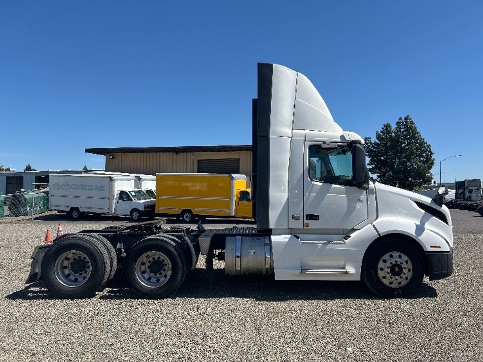 Day Cab Tractor-Heavy Duty Tractors-Volvo-2019-VNL64T300-West Sacramento-CA-420,325\n\t\tmiles-$ 42,500 - Image 8