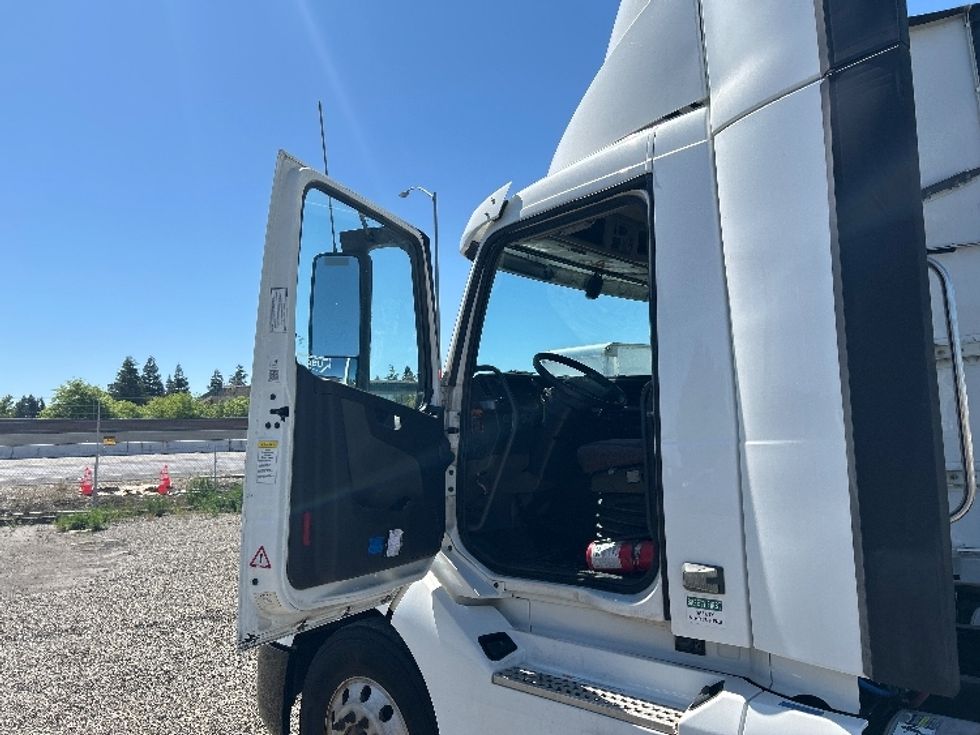 Day Cab Tractor-Heavy Duty Tractors-Volvo-2019-VNL64T300-West Sacramento-CA-420,325\n\t\tmiles-$ 42,500 - Image 9