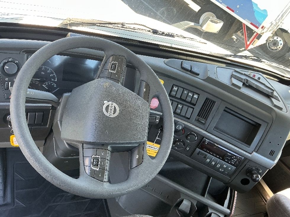 Day Cab Tractor-Heavy Duty Tractors-Volvo-2019-VNL64T300-West Sacramento-CA-476,781\n\t\tmiles-$ 38,000 - Image 11