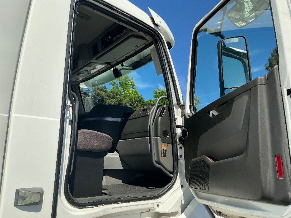 Day Cab Tractor-Heavy Duty Tractors-Volvo-2019-VNL64T300-West Sacramento-CA-476,781\n\t\tmiles-$ 38,000 - Image 12
