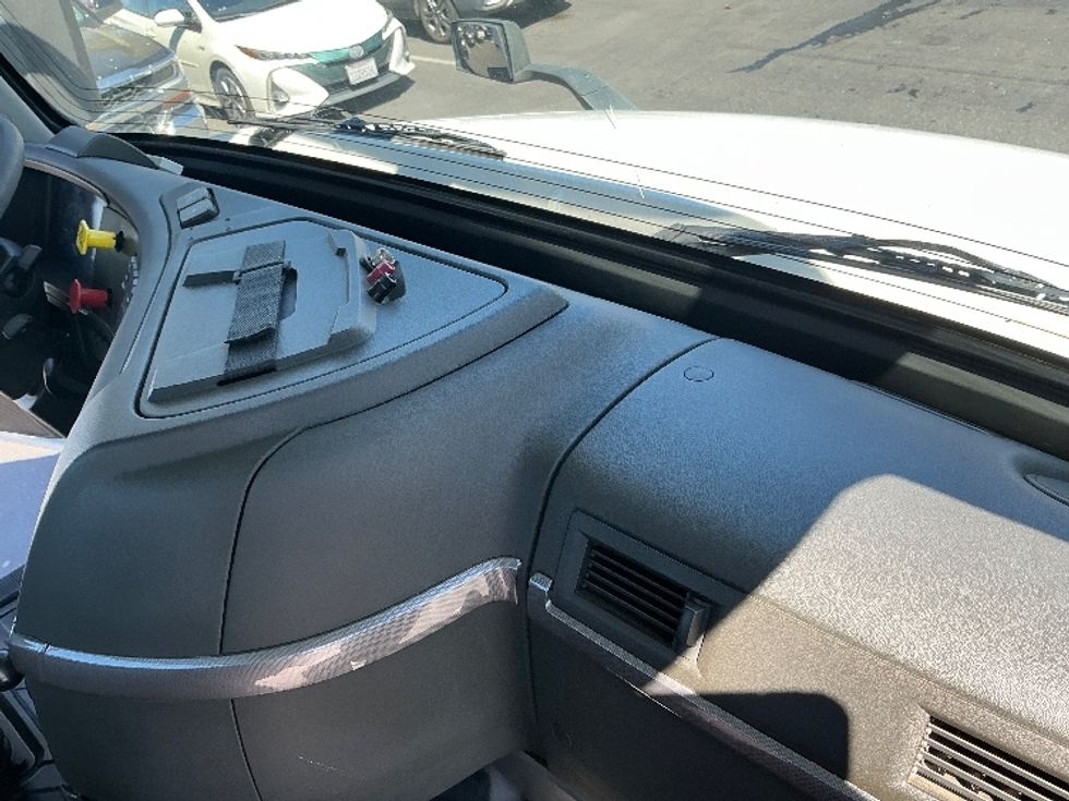 Day Cab Tractor-Heavy Duty Tractors-Volvo-2019-VNL64T300-West Sacramento-CA-476,781\n\t\tmiles-$ 38,000 - Image 13