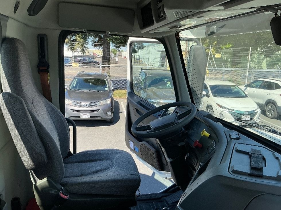 Day Cab Tractor-Heavy Duty Tractors-Volvo-2019-VNL64T300-West Sacramento-CA-476,781\n\t\tmiles-$ 38,000 - Image 14