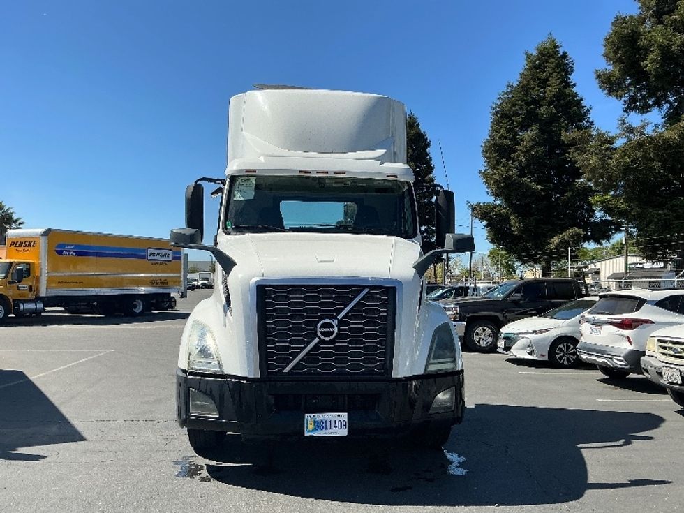 Day Cab Tractor-Heavy Duty Tractors-Volvo-2019-VNL64T300-West Sacramento-CA-476,781\n\t\tmiles-$ 38,000 - Image 2