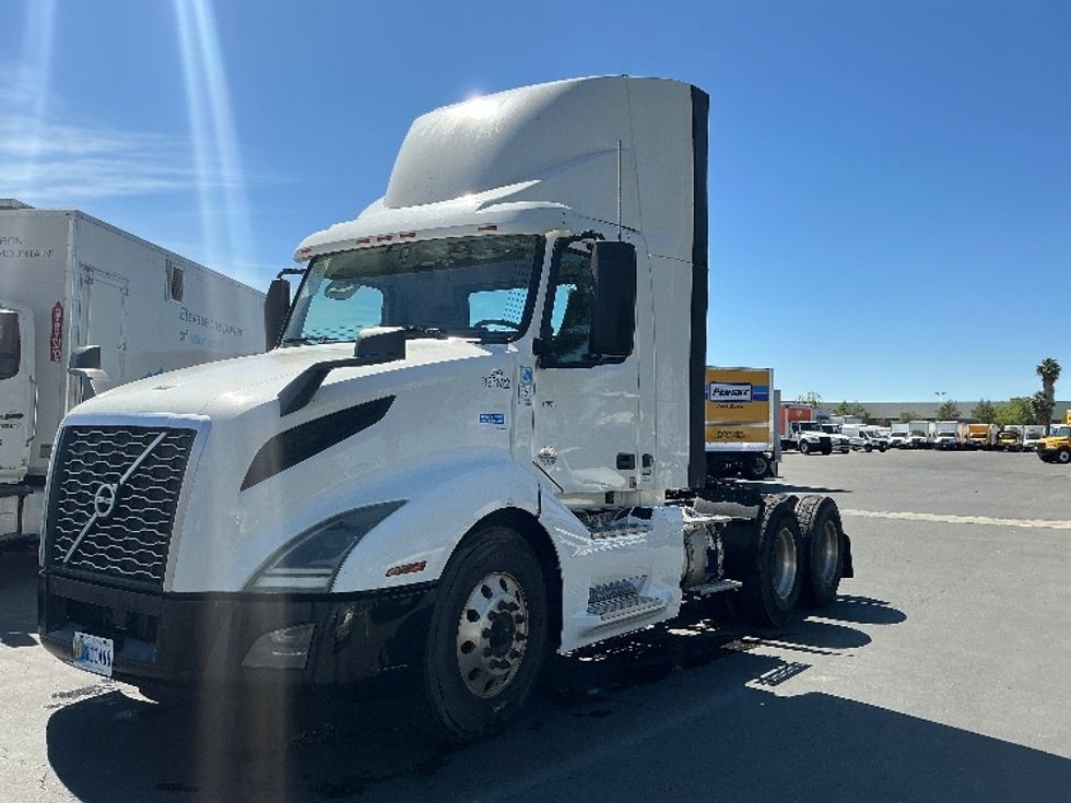 Day Cab Tractor-Heavy Duty Tractors-Volvo-2019-VNL64T300-West Sacramento-CA-476,781\n\t\tmiles-$ 38,000 - Image 3
