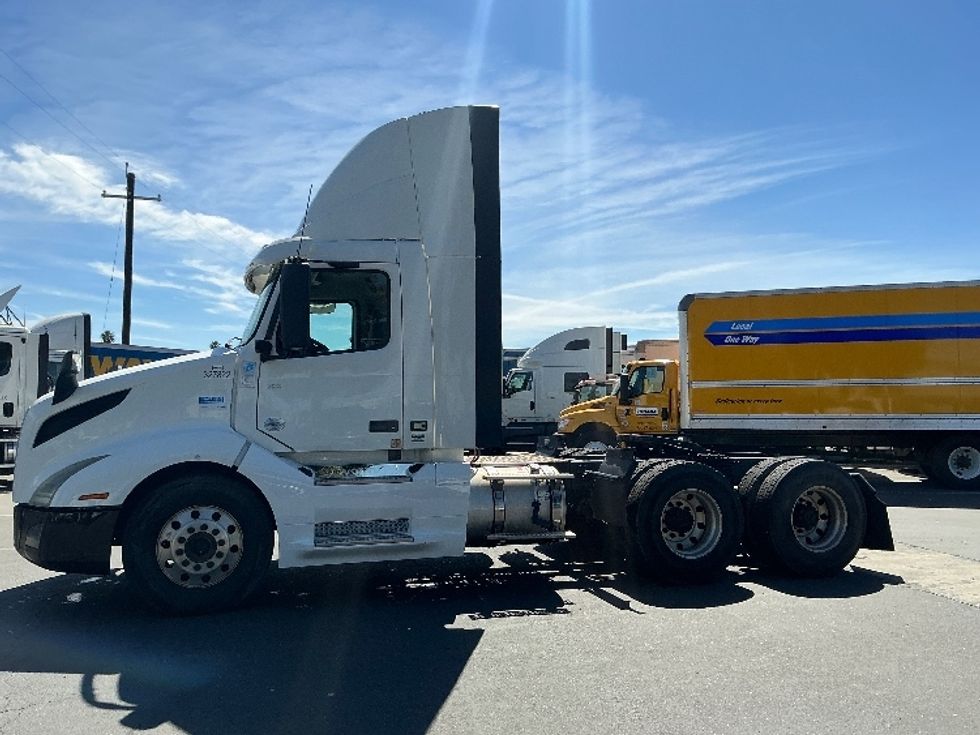Day Cab Tractor-Heavy Duty Tractors-Volvo-2019-VNL64T300-West Sacramento-CA-476,781\n\t\tmiles-$ 38,000 - Image 4