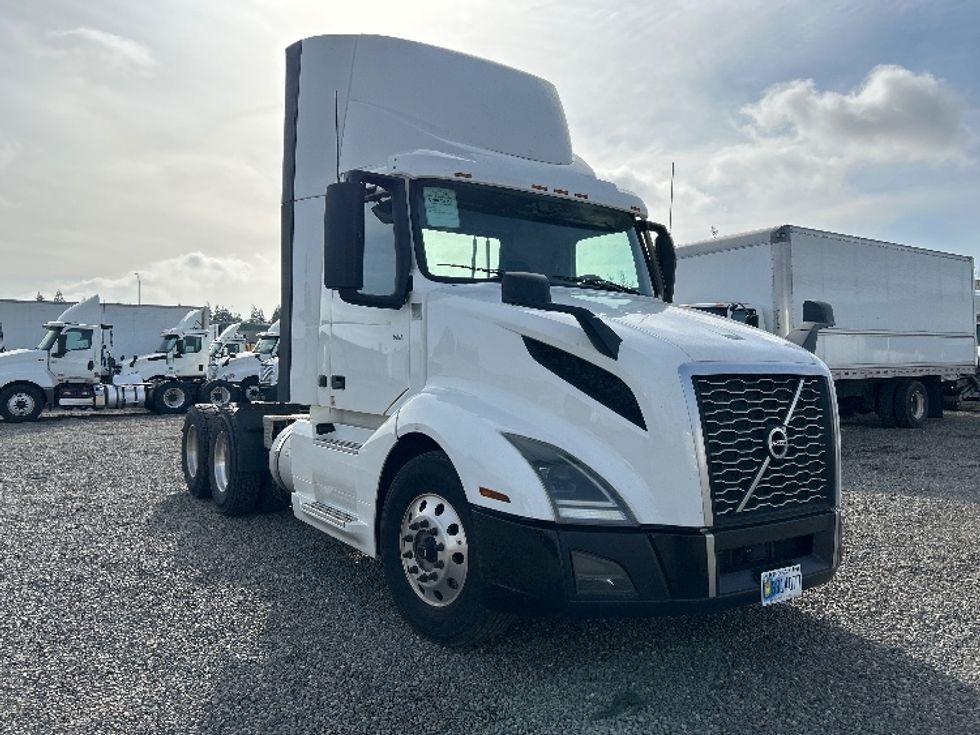 Day Cab Tractor-Heavy Duty Tractors-Volvo-2019-VNL64T300-West Sacramento-CA-476,937\n\t\tmiles-$ 38,500 - Image 1