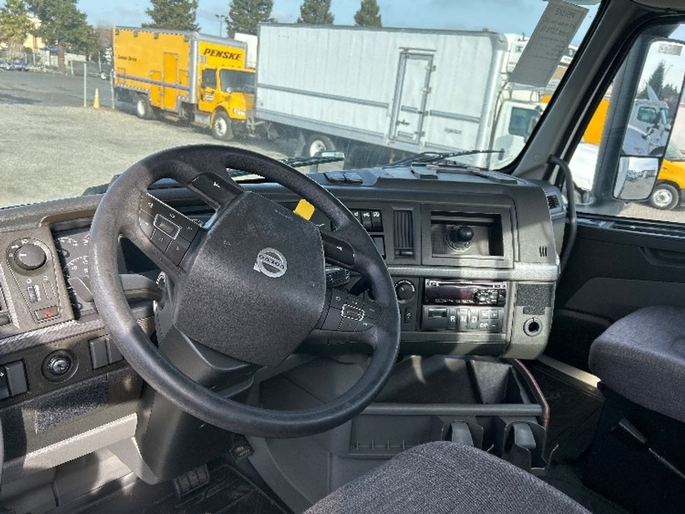 Day Cab Tractor-Heavy Duty Tractors-Volvo-2019-VNL64T300-West Sacramento-CA-476,937\n\t\tmiles-$ 38,500 - Image 10