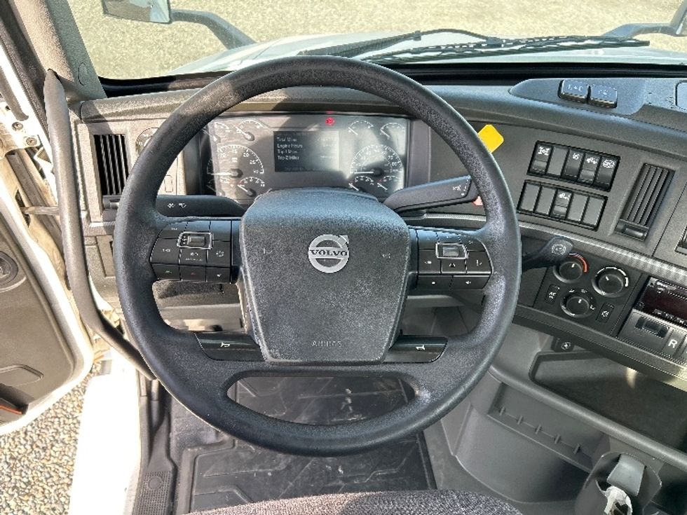 Day Cab Tractor-Heavy Duty Tractors-Volvo-2019-VNL64T300-West Sacramento-CA-476,937\n\t\tmiles-$ 38,500 - Image 11