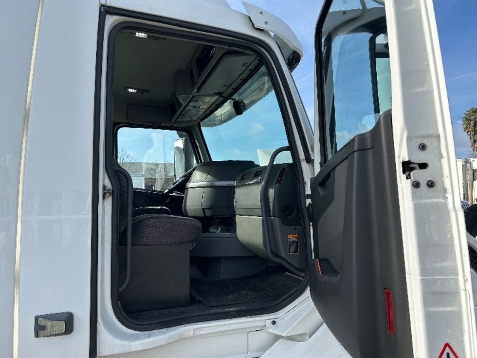 Day Cab Tractor-Heavy Duty Tractors-Volvo-2019-VNL64T300-West Sacramento-CA-476,937\n\t\tmiles-$ 38,500 - Image 12