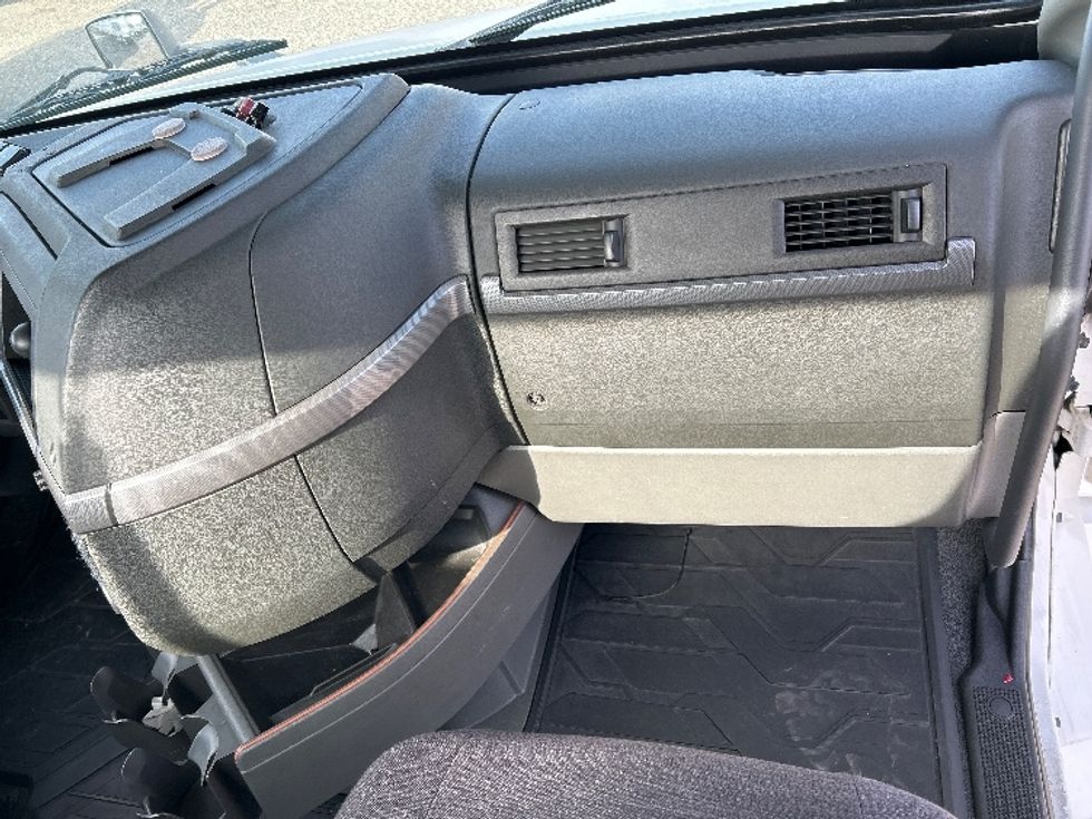 Day Cab Tractor-Heavy Duty Tractors-Volvo-2019-VNL64T300-West Sacramento-CA-476,937\n\t\tmiles-$ 38,500 - Image 13