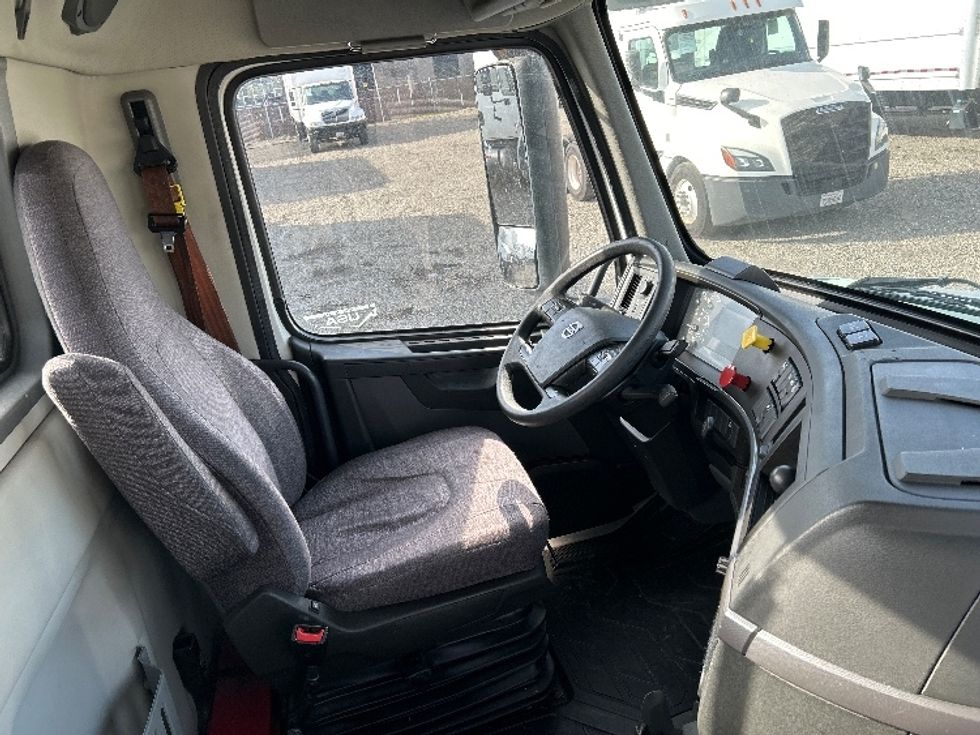 Day Cab Tractor-Heavy Duty Tractors-Volvo-2019-VNL64T300-West Sacramento-CA-476,937\n\t\tmiles-$ 38,500 - Image 14