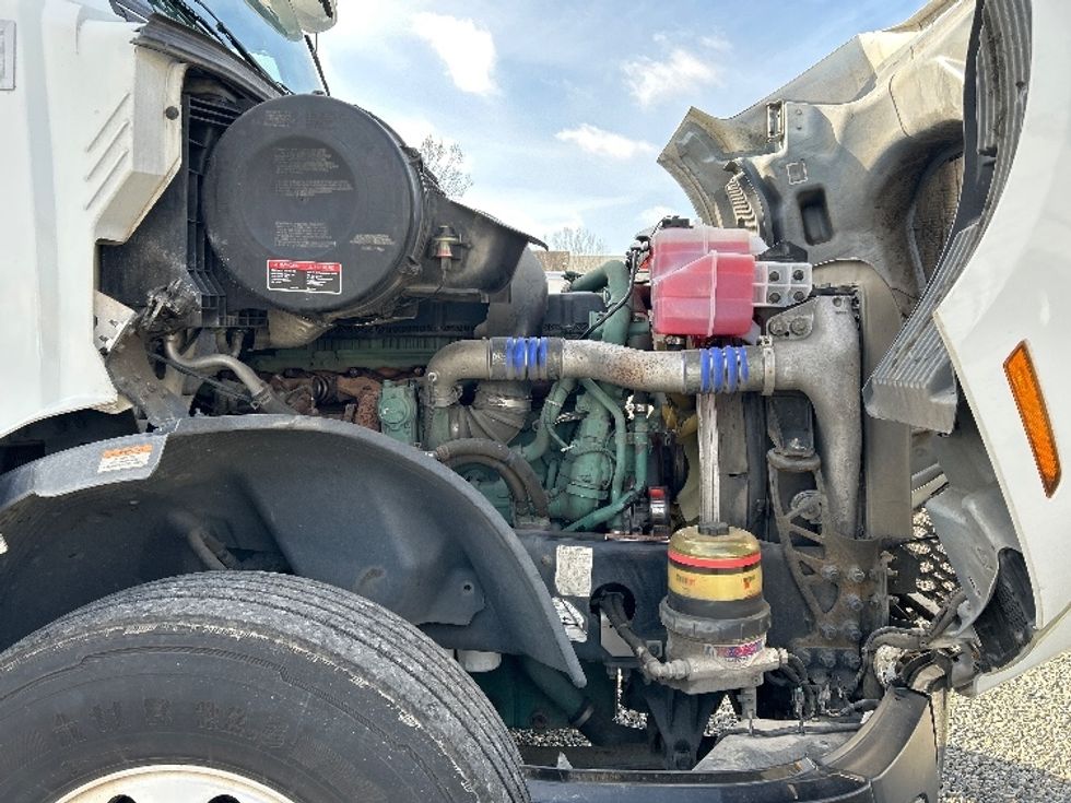 Day Cab Tractor-Heavy Duty Tractors-Volvo-2019-VNL64T300-West Sacramento-CA-476,937\n\t\tmiles-$ 38,500 - Image 15