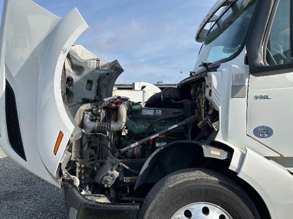 Day Cab Tractor-Heavy Duty Tractors-Volvo-2019-VNL64T300-West Sacramento-CA-476,937\n\t\tmiles-$ 38,500 - Image 16