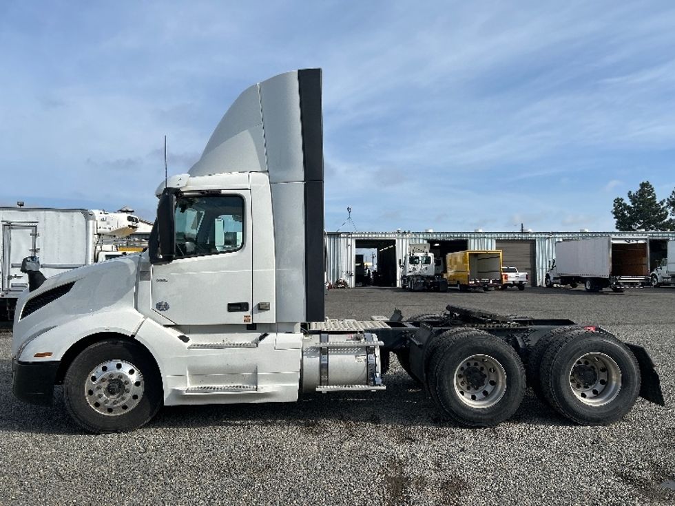 Day Cab Tractor-Heavy Duty Tractors-Volvo-2019-VNL64T300-West Sacramento-CA-476,937\n\t\tmiles-$ 38,500 - Image 4