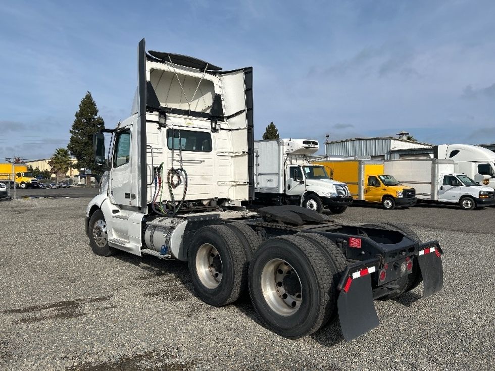 Day Cab Tractor-Heavy Duty Tractors-Volvo-2019-VNL64T300-West Sacramento-CA-476,937\n\t\tmiles-$ 38,500 - Image 5