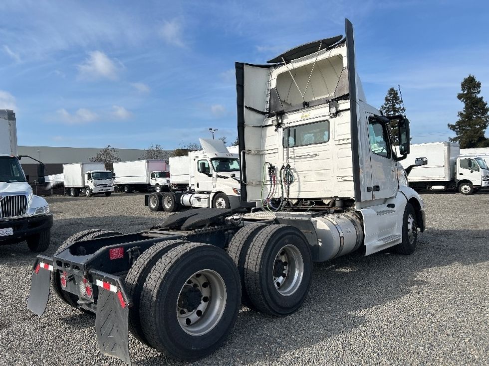 Day Cab Tractor-Heavy Duty Tractors-Volvo-2019-VNL64T300-West Sacramento-CA-476,937\n\t\tmiles-$ 38,500 - Image 7