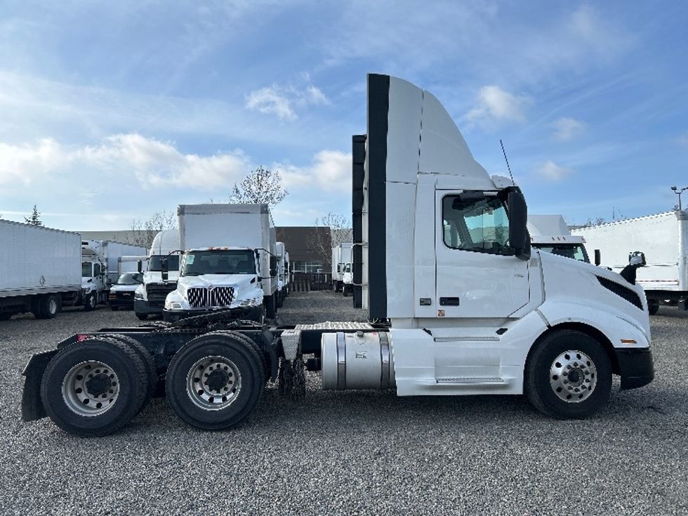 Day Cab Tractor-Heavy Duty Tractors-Volvo-2019-VNL64T300-West Sacramento-CA-476,937\n\t\tmiles-$ 38,500 - Image 8