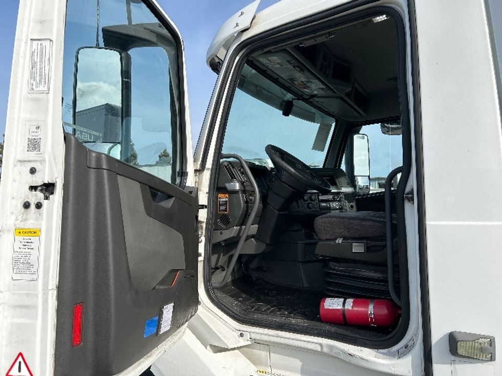 Day Cab Tractor-Heavy Duty Tractors-Volvo-2019-VNL64T300-West Sacramento-CA-476,937\n\t\tmiles-$ 38,500 - Image 9