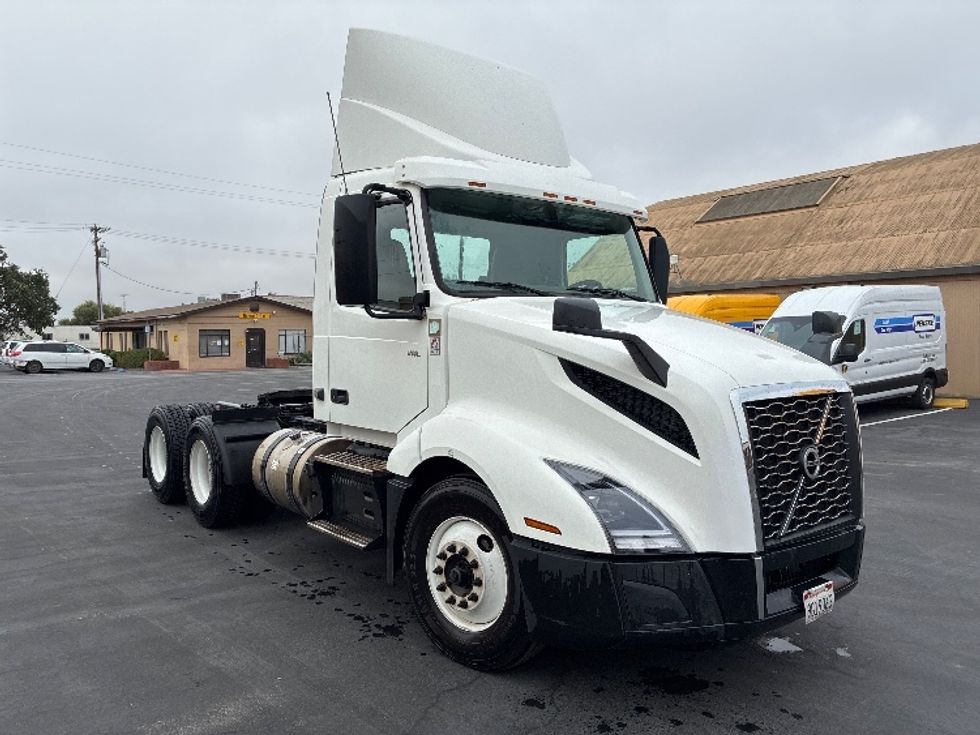 Day Cab Tractor-Heavy Duty Tractors-Volvo-2019-VNL64T300-West Sacramento-CA-748,512\n\t\tmiles-$ 21,500 - Image 1