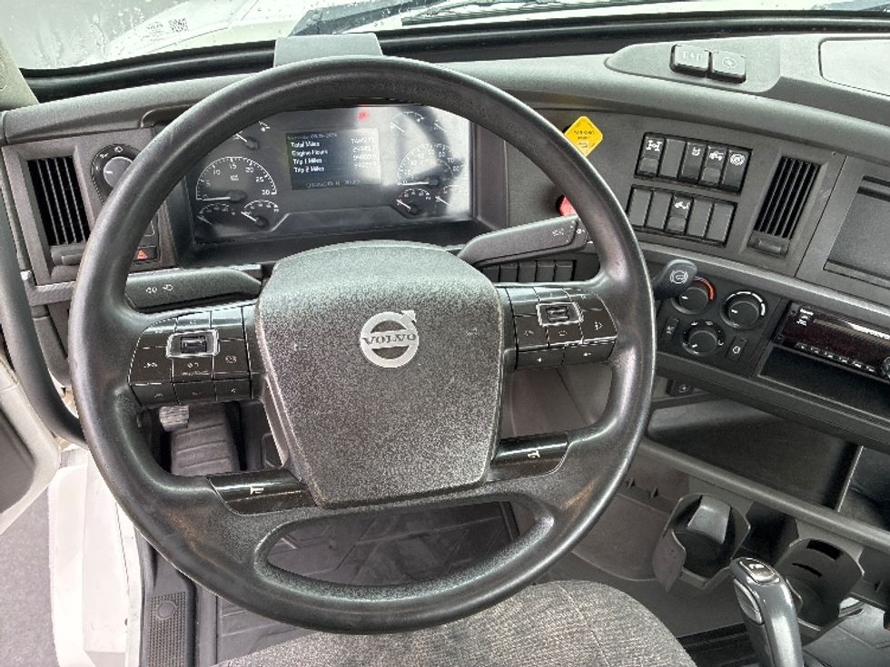 Day Cab Tractor-Heavy Duty Tractors-Volvo-2019-VNL64T300-West Sacramento-CA-748,512\n\t\tmiles-$ 21,500 - Image 11