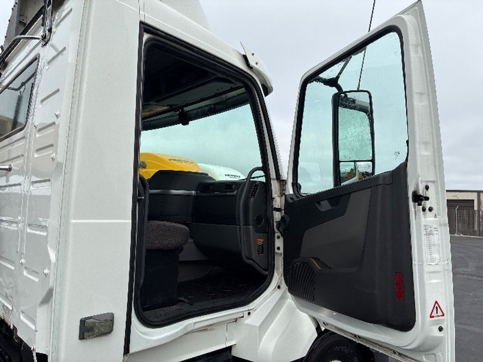 Day Cab Tractor-Heavy Duty Tractors-Volvo-2019-VNL64T300-West Sacramento-CA-748,512\n\t\tmiles-$ 21,500 - Image 12