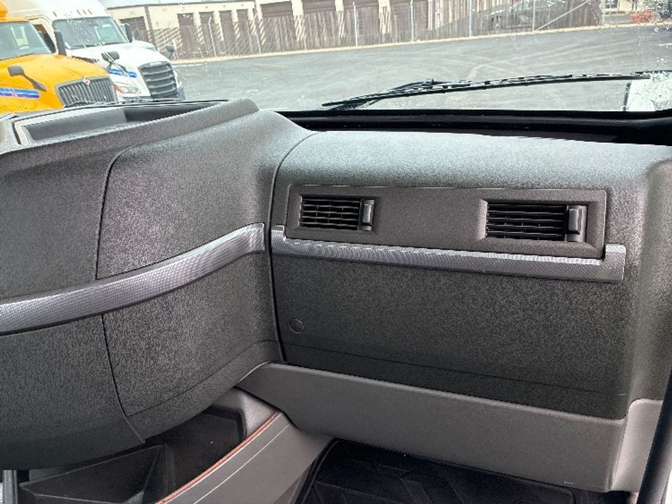 Day Cab Tractor-Heavy Duty Tractors-Volvo-2019-VNL64T300-West Sacramento-CA-748,512\n\t\tmiles-$ 21,500 - Image 13