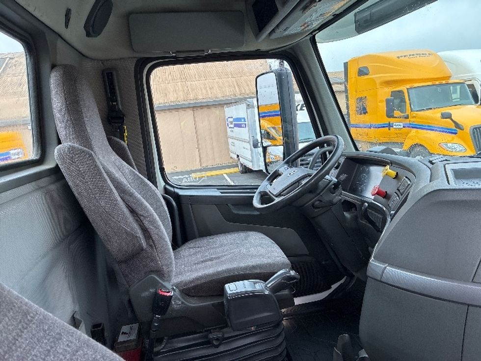 Day Cab Tractor-Heavy Duty Tractors-Volvo-2019-VNL64T300-West Sacramento-CA-748,512\n\t\tmiles-$ 21,500 - Image 14