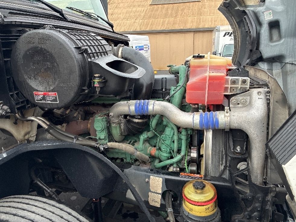 Day Cab Tractor-Heavy Duty Tractors-Volvo-2019-VNL64T300-West Sacramento-CA-748,512\n\t\tmiles-$ 21,500 - Image 15