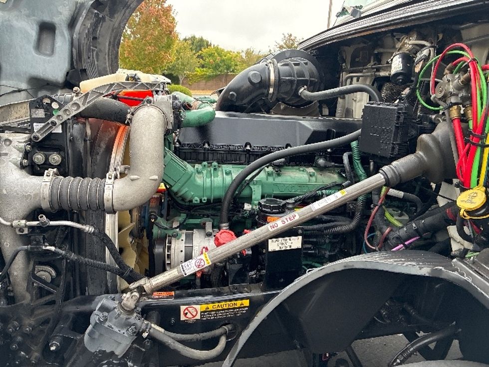 Day Cab Tractor-Heavy Duty Tractors-Volvo-2019-VNL64T300-West Sacramento-CA-748,512\n\t\tmiles-$ 21,500 - Image 16