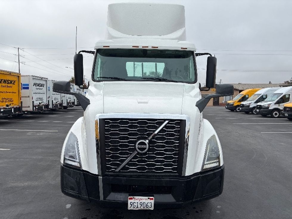 Day Cab Tractor-Heavy Duty Tractors-Volvo-2019-VNL64T300-West Sacramento-CA-748,512\n\t\tmiles-$ 21,500 - Image 2