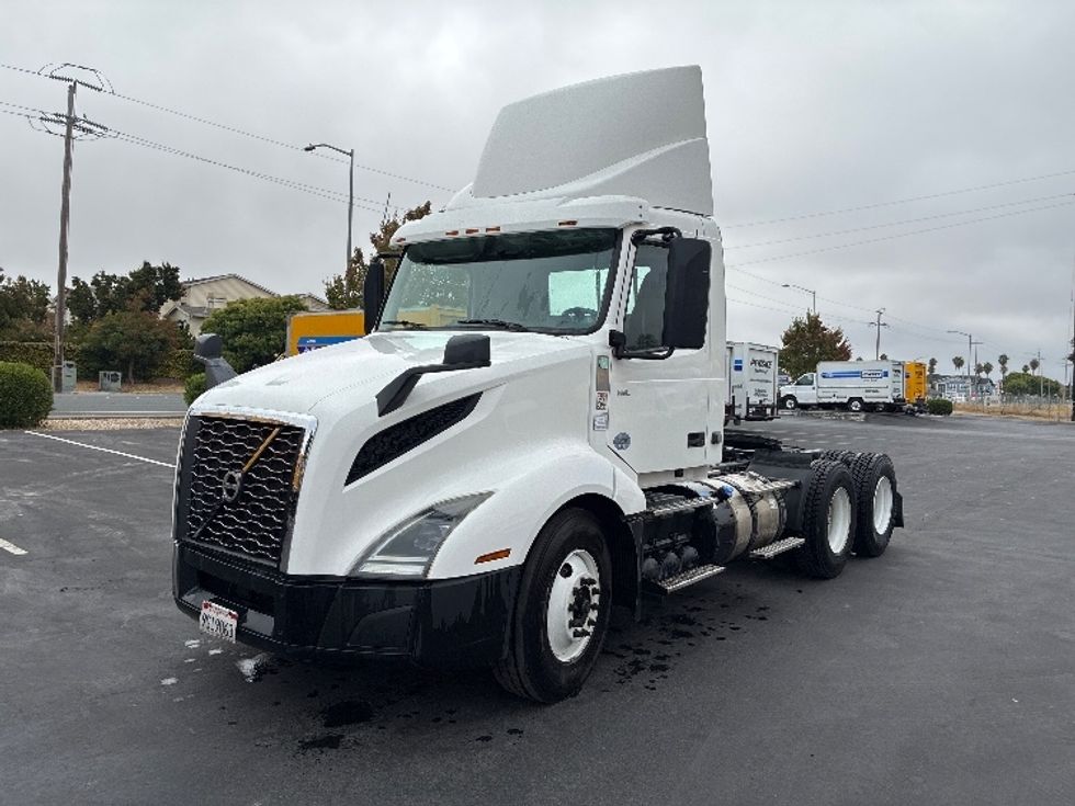 Day Cab Tractor-Heavy Duty Tractors-Volvo-2019-VNL64T300-West Sacramento-CA-748,512\n\t\tmiles-$ 21,500 - Image 3
