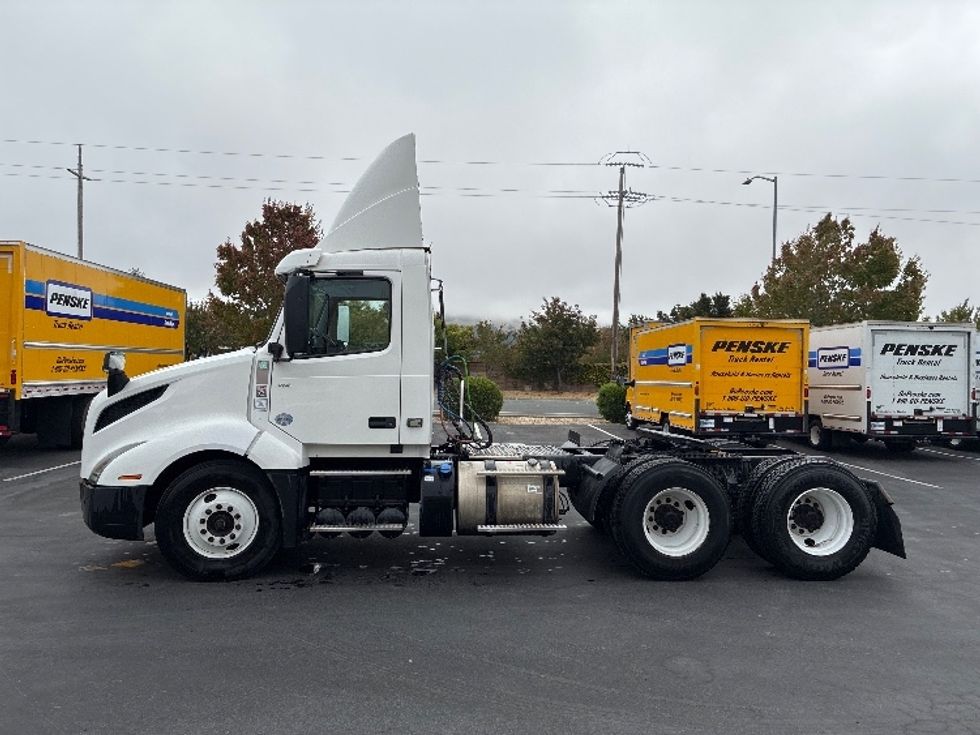 Day Cab Tractor-Heavy Duty Tractors-Volvo-2019-VNL64T300-West Sacramento-CA-748,512\n\t\tmiles-$ 21,500 - Image 4